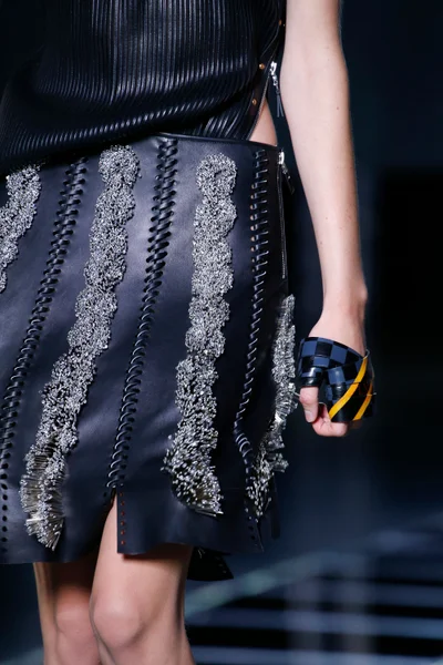 Look 16